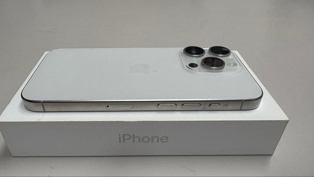 Apple iPhone 15 Pro 本体 ホワイトチタニウム