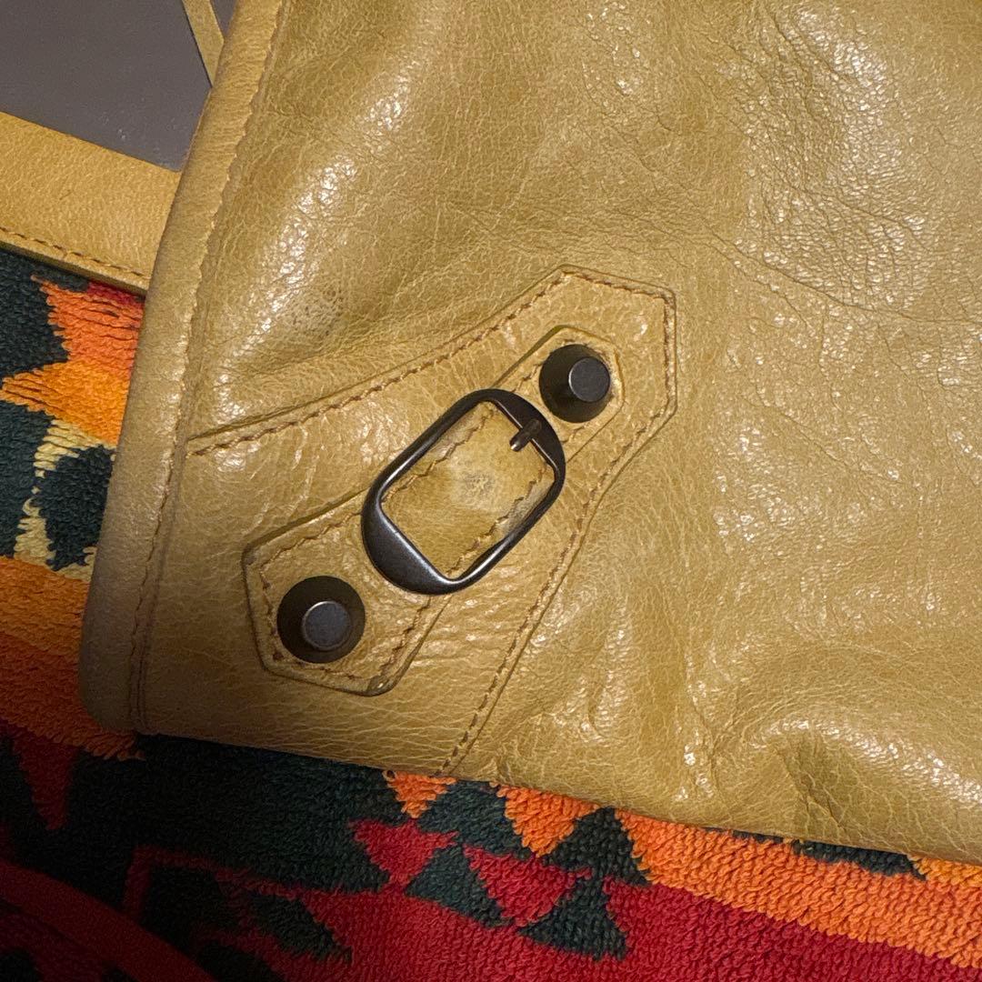 本日祝日にて値下げします！希少❗️バレンシアガ　イエロー レザー ショルダーバック