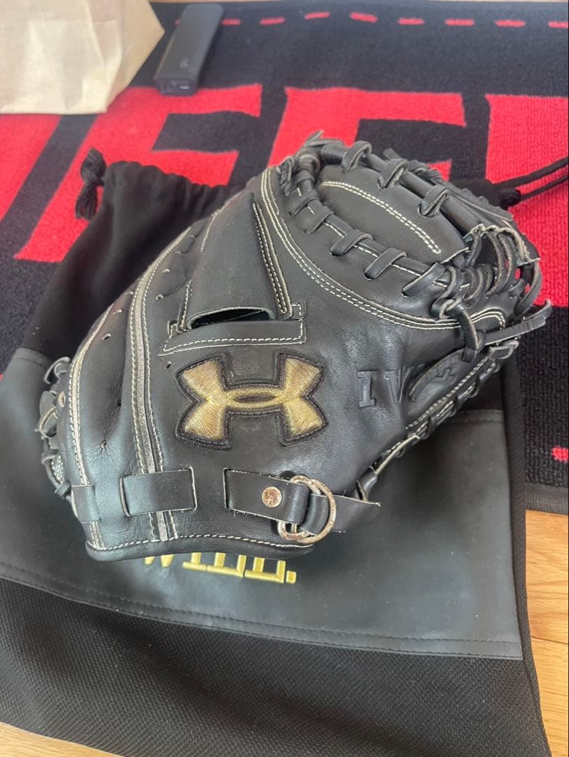 みのむっし様　アンダーアーマー キャッチャーミット 軟式 ブラック × ゴールド