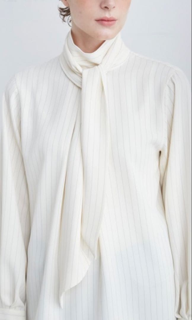 MIESROHE ミースロエ　シルキーボウタイブラウス