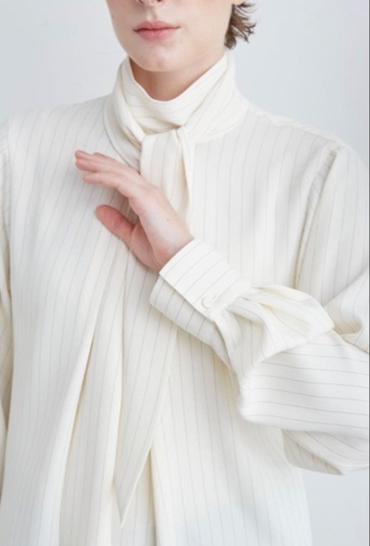 MIESROHE ミースロエ　シルキーボウタイブラウス