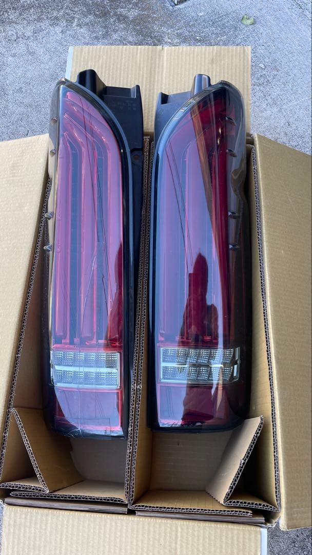 ハイエース200系　テールランプ左右　ジャンク品