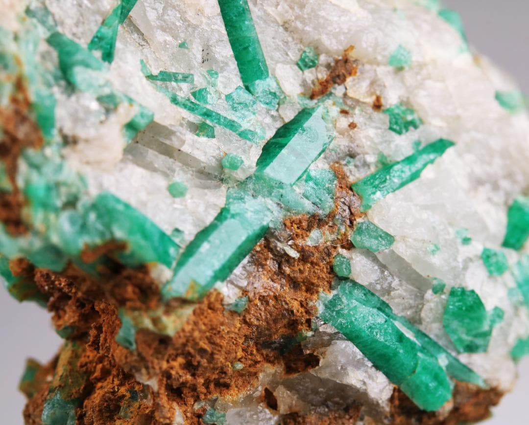 緑柱石 エメラルド ⑨ / アフガニスタン産 / 原石 天然石 翠玉 緑玉