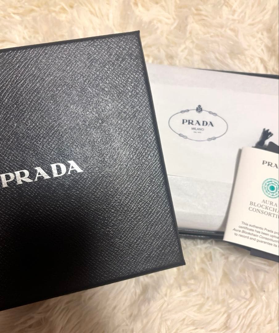 PRADA ベージュファーシュシュ