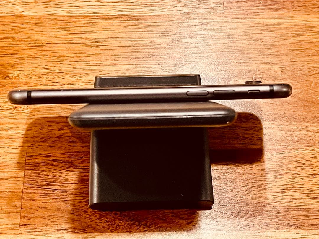 ①美品 Apple iPhone8 64GB ブラック SIMロック解除済み