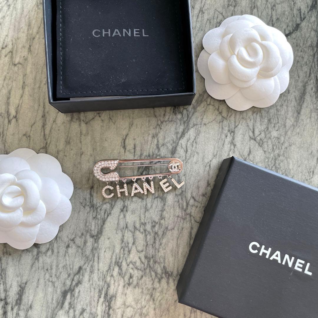 最終SALE!! CHANEL 希少ピンブローチCHANELロゴ used