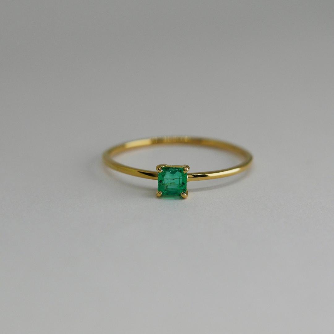 エメラルド0.168ct　K18　エメラルドゴールドリング　華奢　1点もの