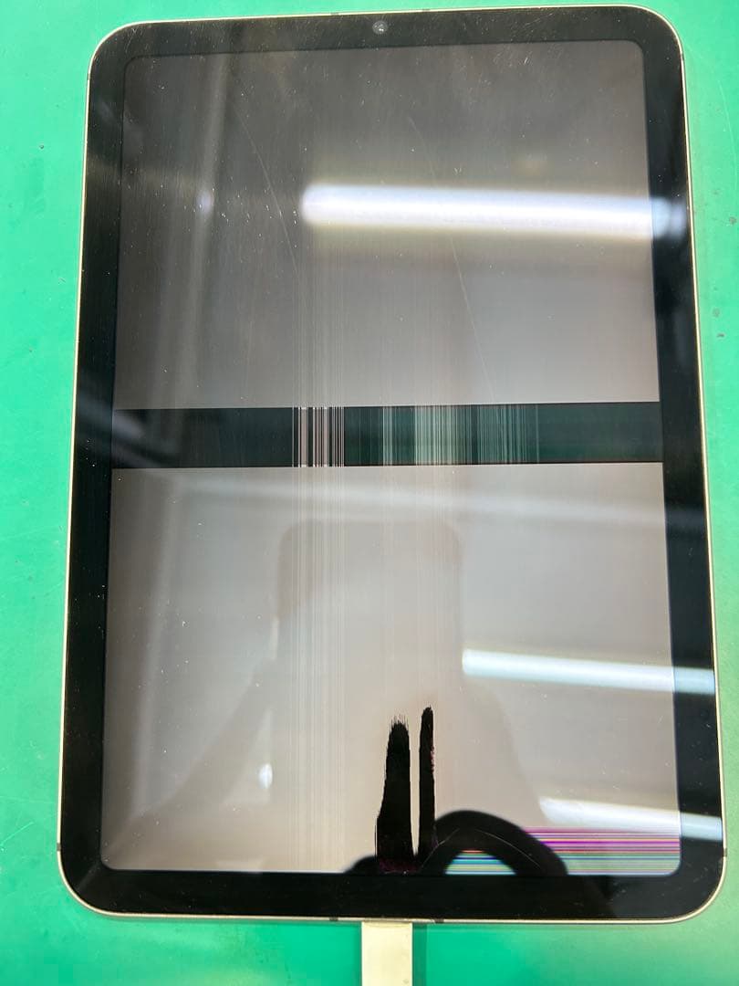 iPad スペースグレー 画面に縦線あり
