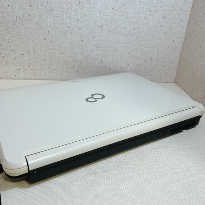 ✨かわいいホワイト✨人気の富士通ノートパソコン｜爆速SSD512GB｜カメラ付き