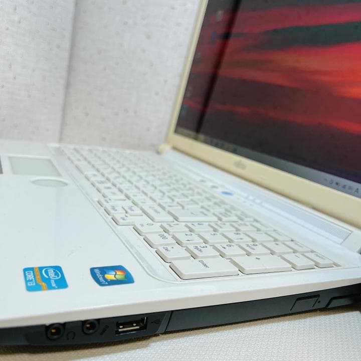 ✨かわいいホワイト✨人気の富士通ノートパソコン｜爆速SSD512GB｜カメラ付き