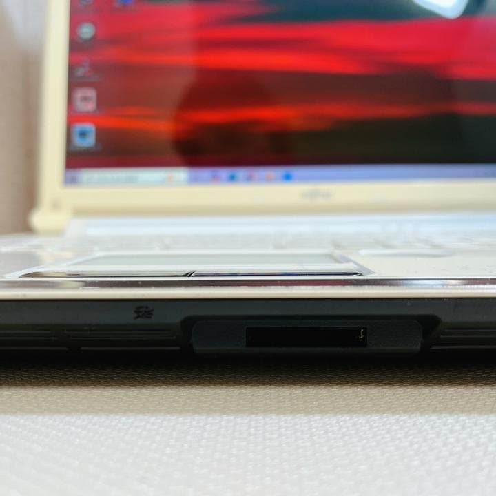 ✨かわいいホワイト✨人気の富士通ノートパソコン｜爆速SSD512GB｜カメラ付き