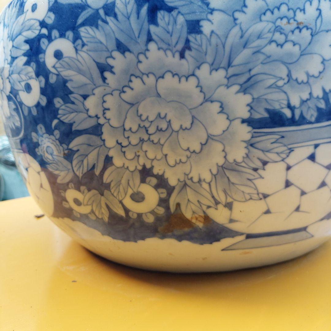 青と白の花柄陶器火鉢