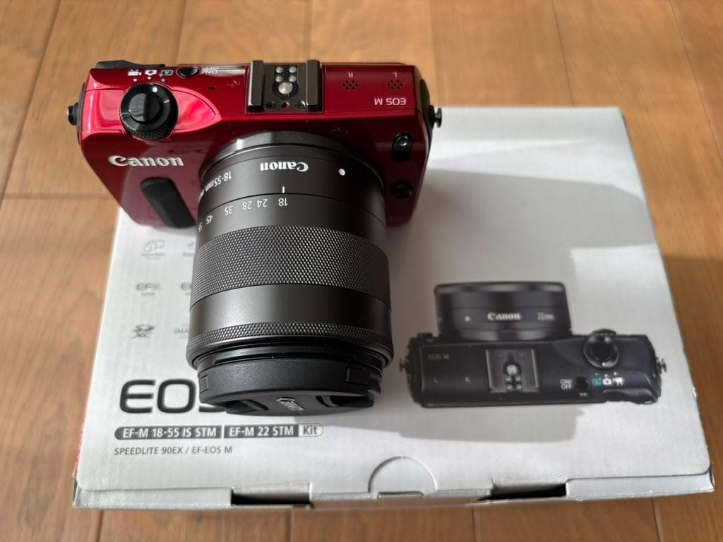 ほぼ新品 Canon EOS M ダブルレンズキット ミラーレス一眼 レッド