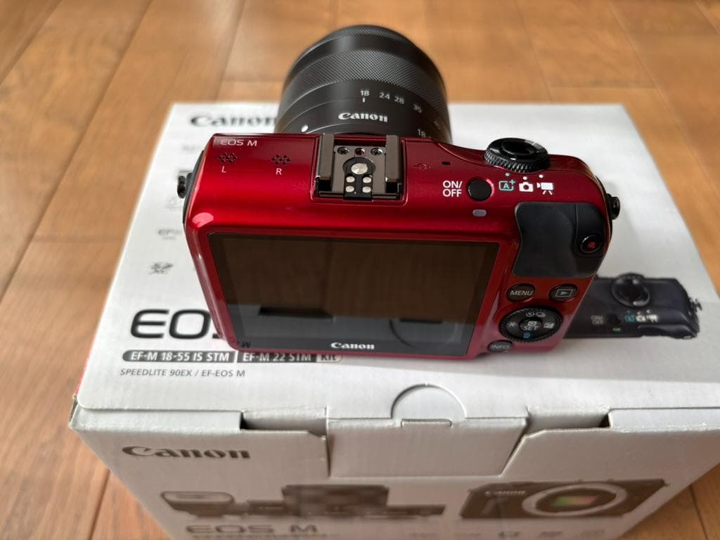 ほぼ新品 Canon EOS M ダブルレンズキット ミラーレス一眼 レッド