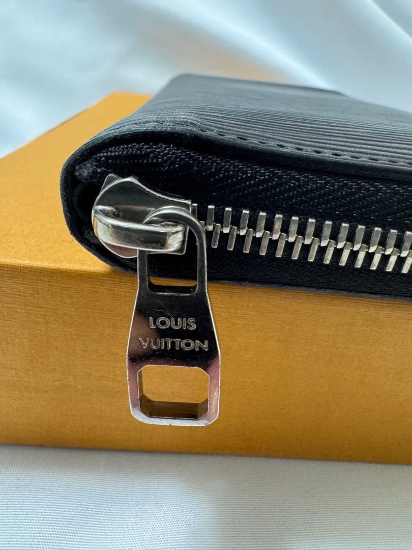 ルイヴィトンLOUIS VUITTON エピジッピーウォレット