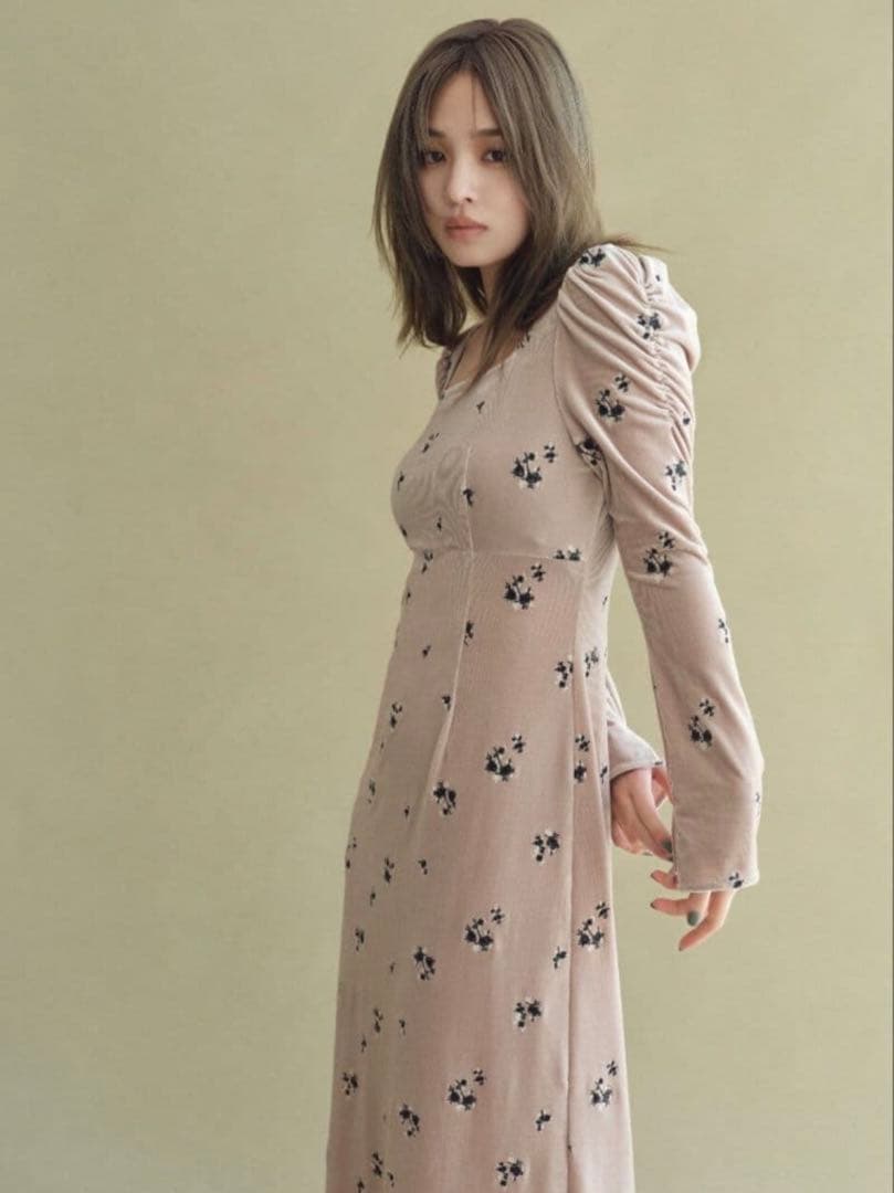 美品　FRAY I.D 完売24AW スクエアネックベロア刺繍OP