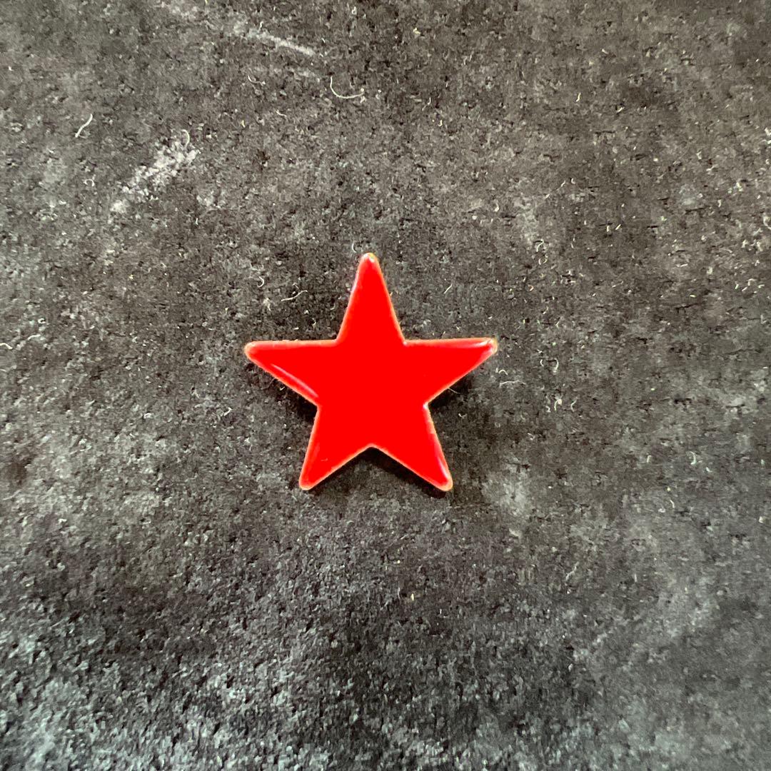 undercover赤い星型ピンバッジ