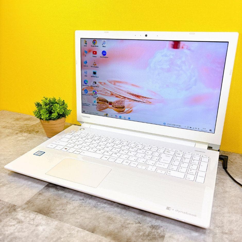 おしゃれなホワイト❣SSDでサクサク快適✨薄型 カメラ すぐ使えるノートパソコン
