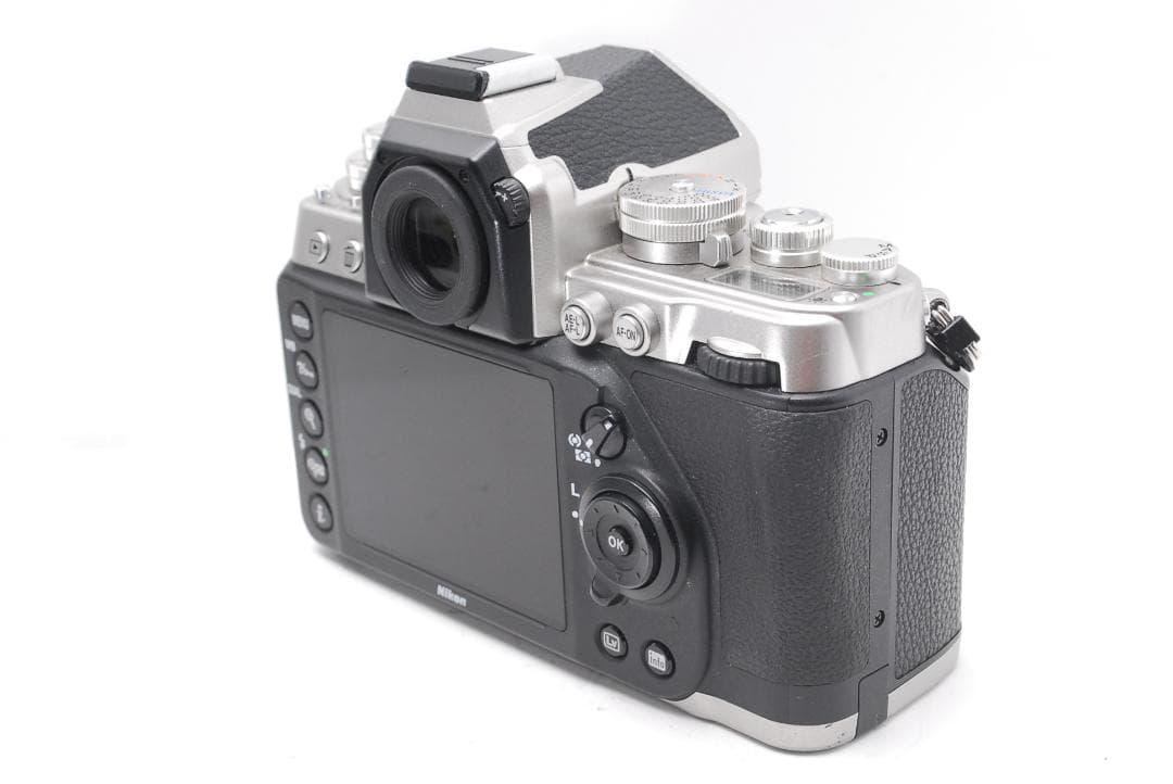 フルサイズセンサー　クラシックデザインと高画質を両立した一眼　Nikon Df