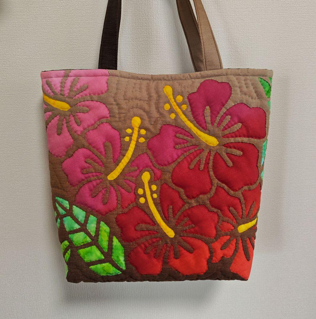 ハンドメイド　ハワイアンキルトバッグ　（ハイビスカス）