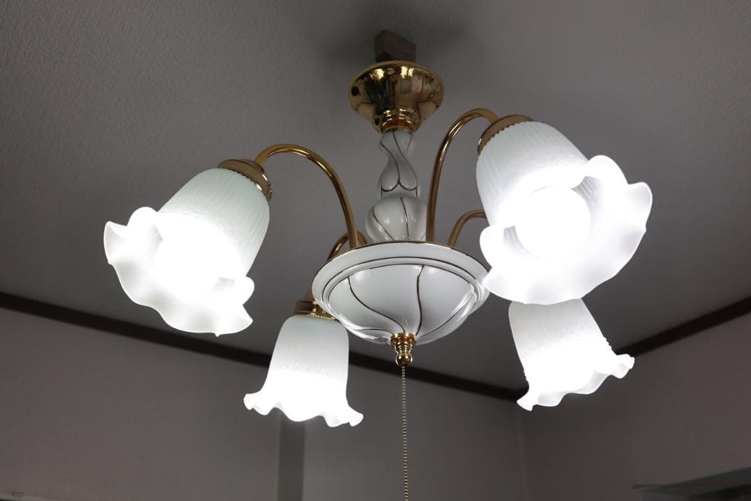 シャンデリア ゴールドと白いシェード