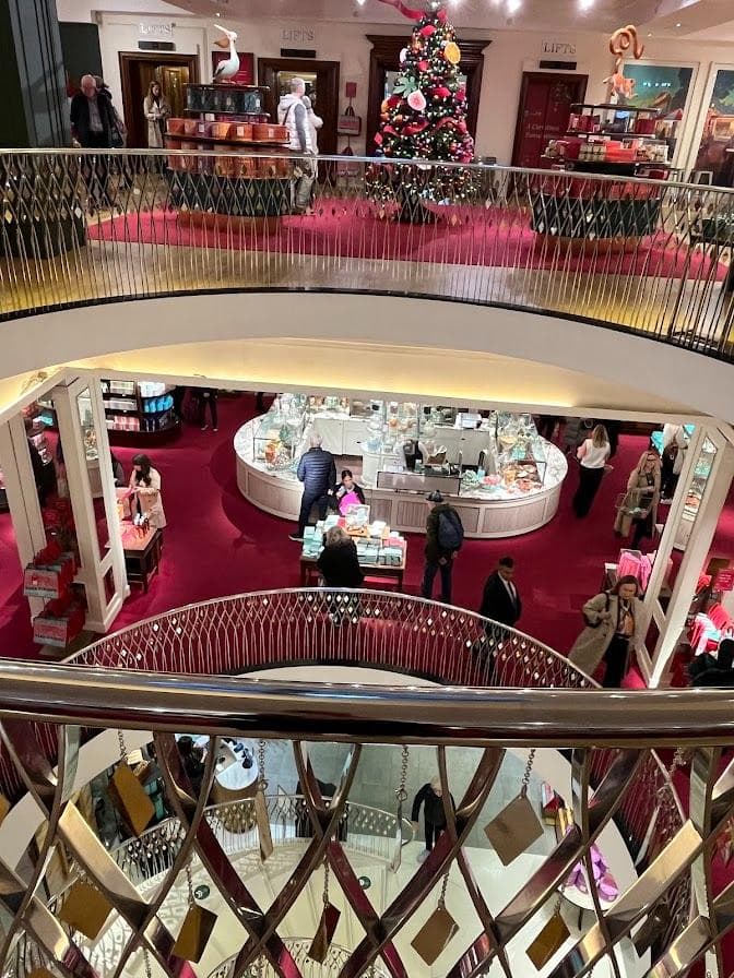 さ*ん様 新登場!!蓋にバックルが!冒険にリビングにウイッカーバスケット屋根上開