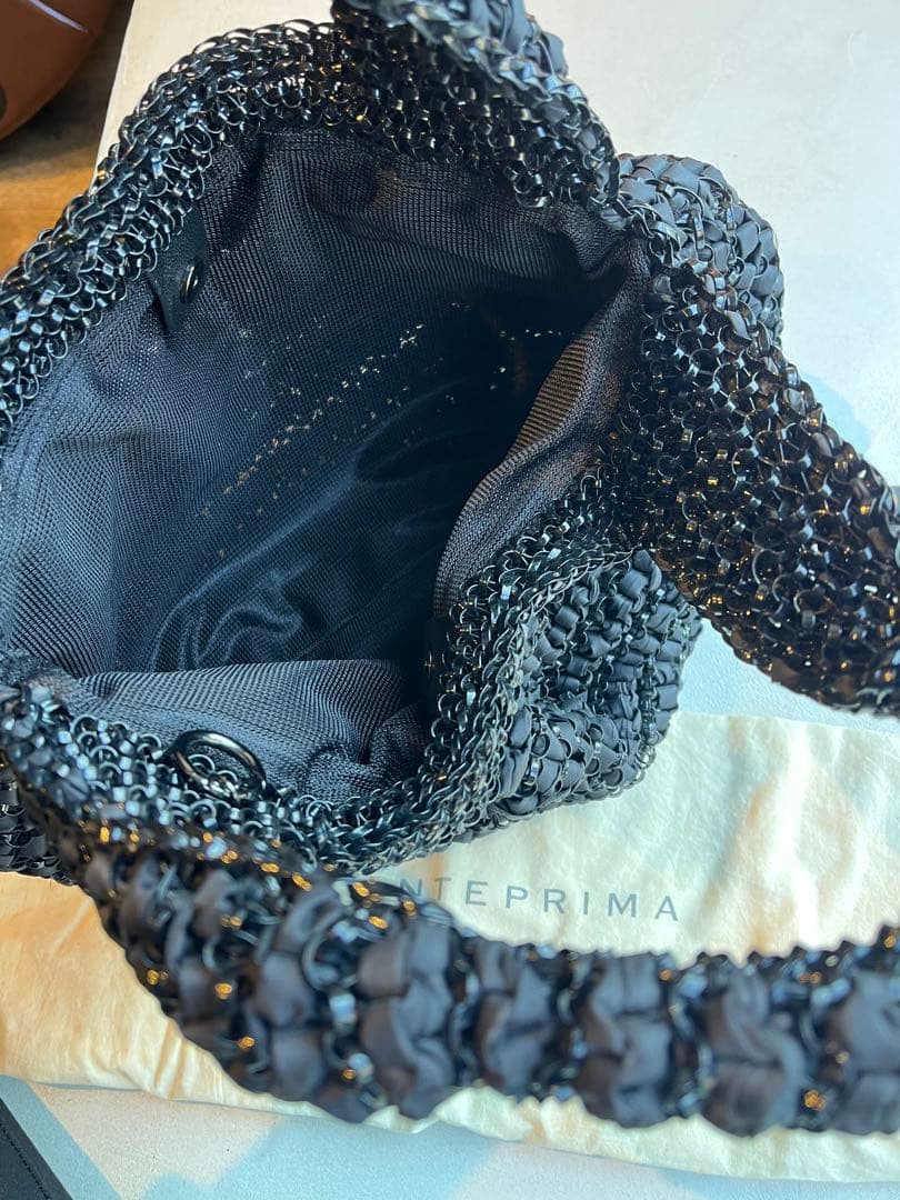 【極美品】ANTEPRIMA 黒 リボン編み ハンドバッグ　フラワーチャーム付き