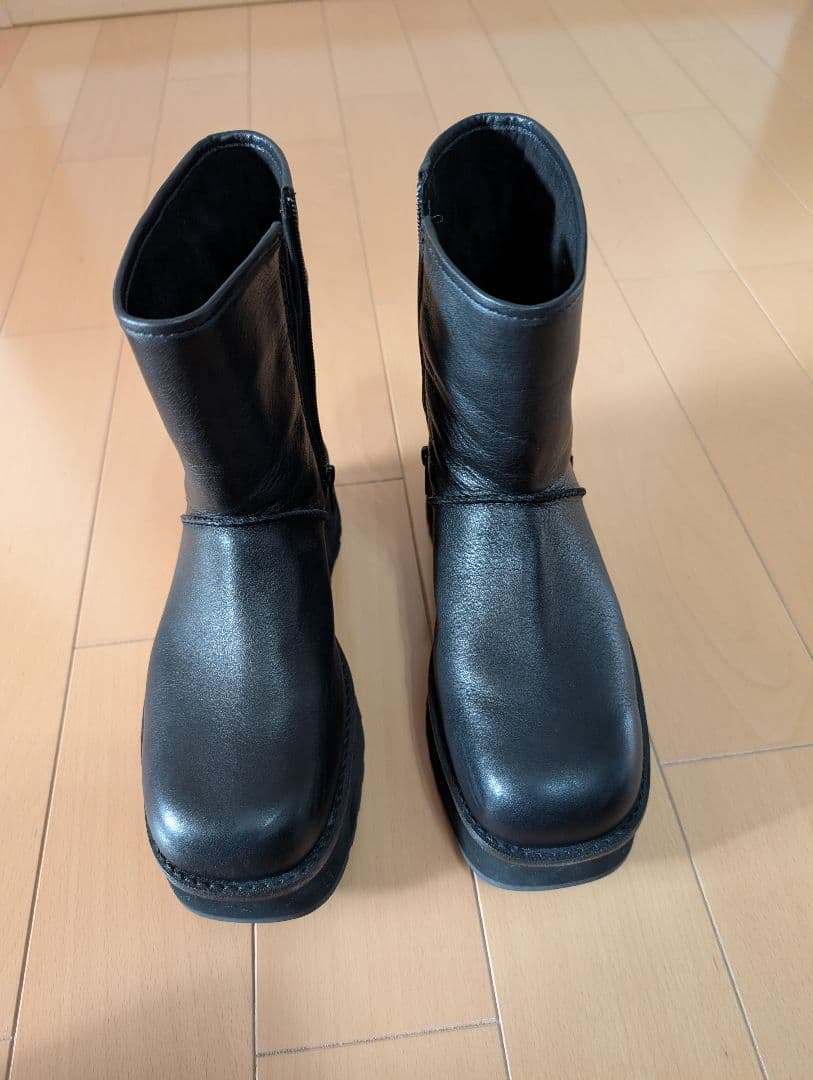UGG ブラックレザー ショートブーツ