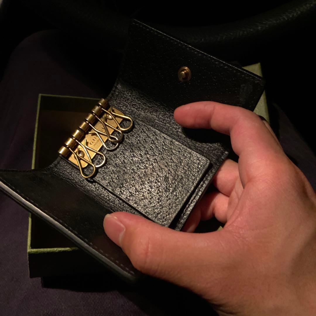 GUCCI ブラックレザーキーケース 蜂モチーフ
