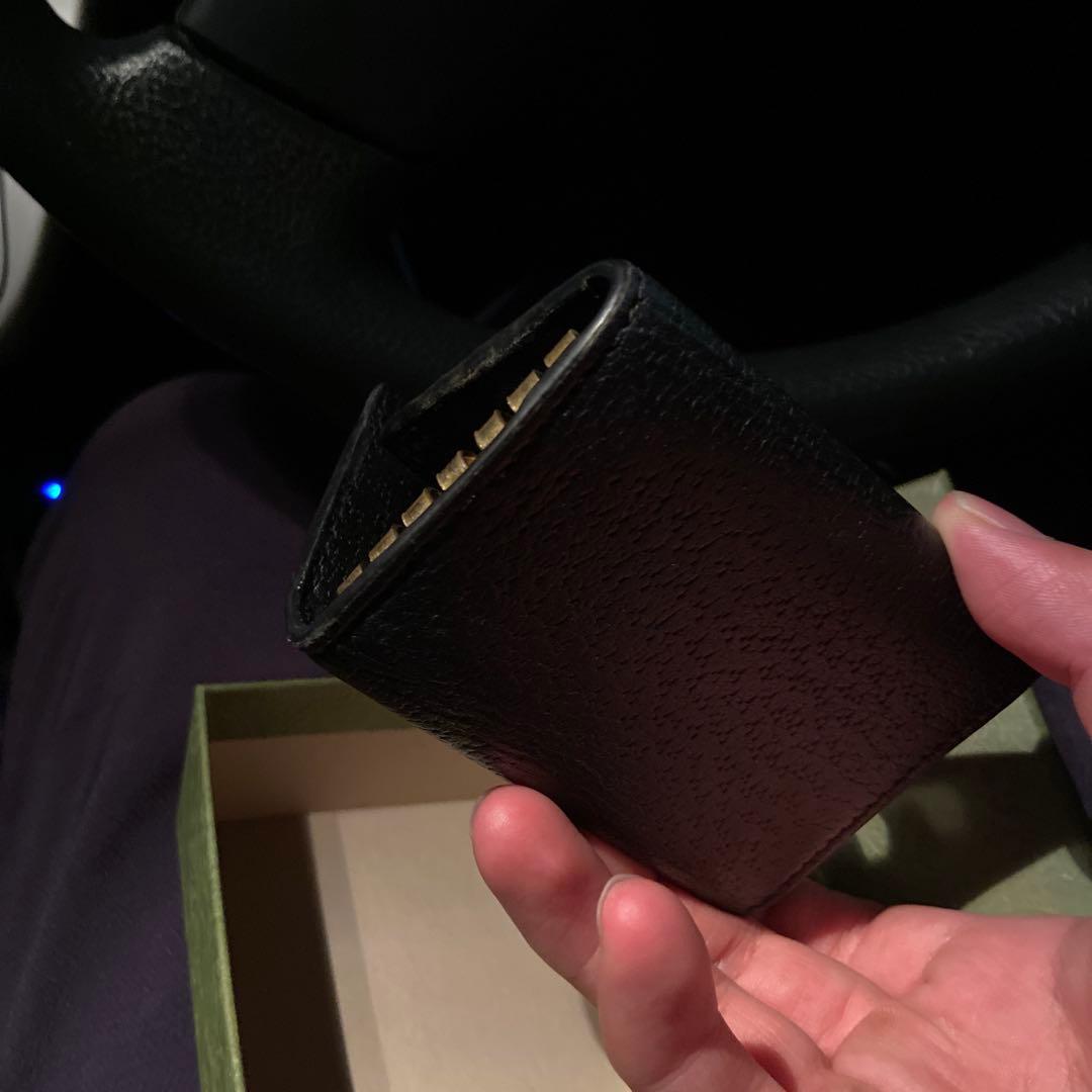 GUCCI ブラックレザーキーケース 蜂モチーフ