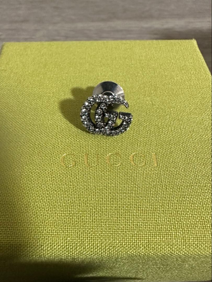 GUCCI ラインストーンブローチ