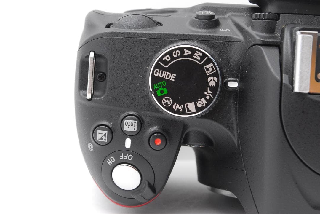 【ショット数１７０９枚　美品】Nikon D3200　スマホ転送　動画も撮れる