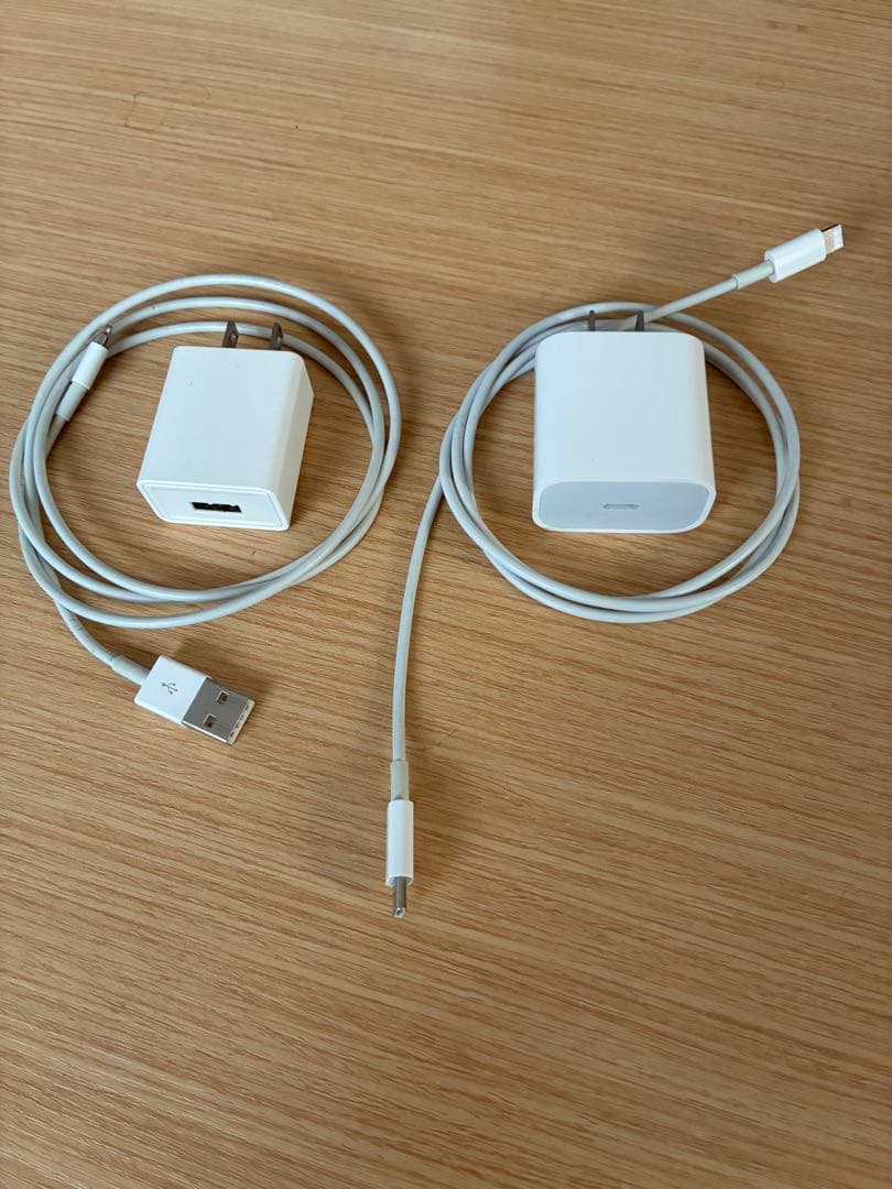 iPhone SE (第2世代？) 赤iPhone8黒