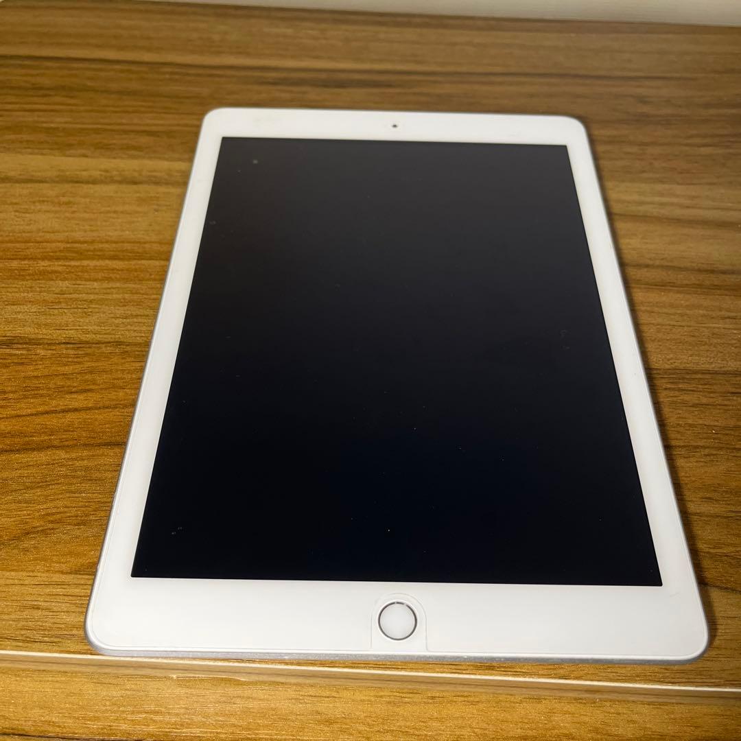 Apple iPad シルバー 本体　第五世代　32GB