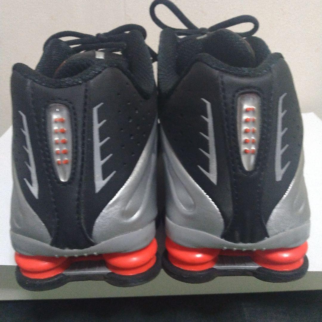 シザ・NIKE SHOX R4