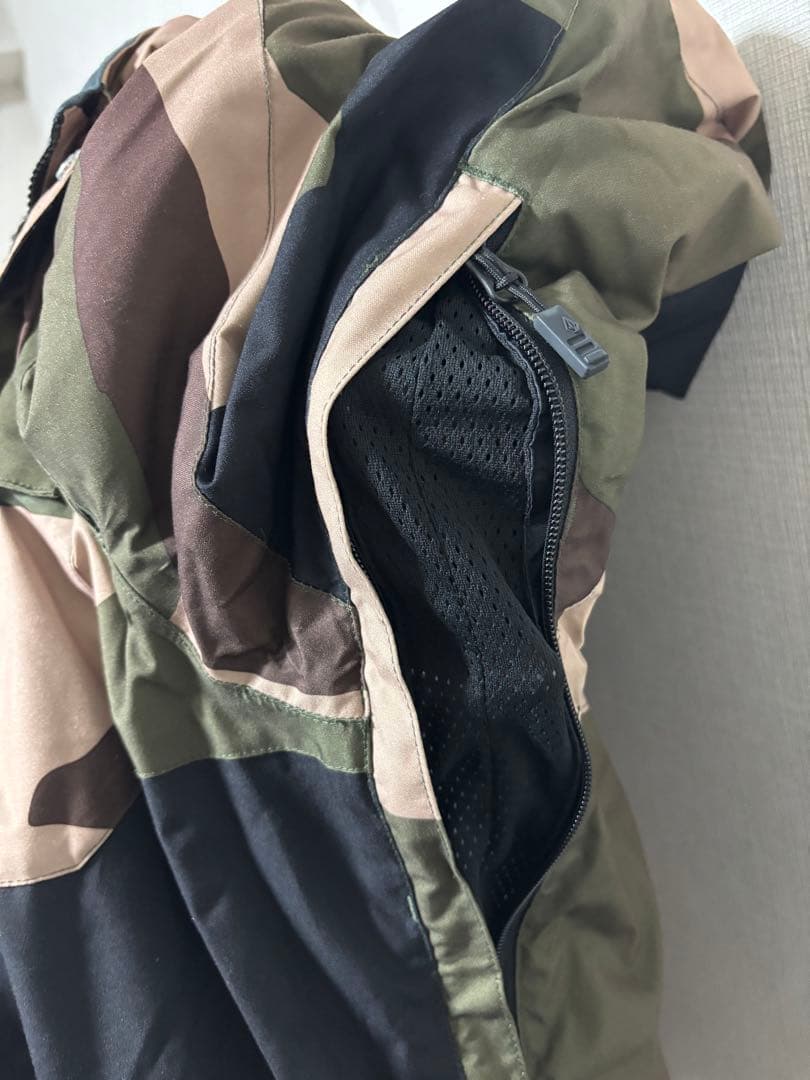【VOLCOM／ボルコム】メンズ スノーボードウェア Lサイズ 迷彩柄