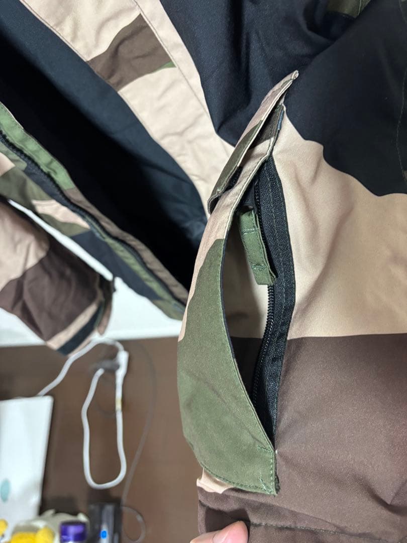 【VOLCOM／ボルコム】メンズ スノーボードウェア Lサイズ 迷彩柄