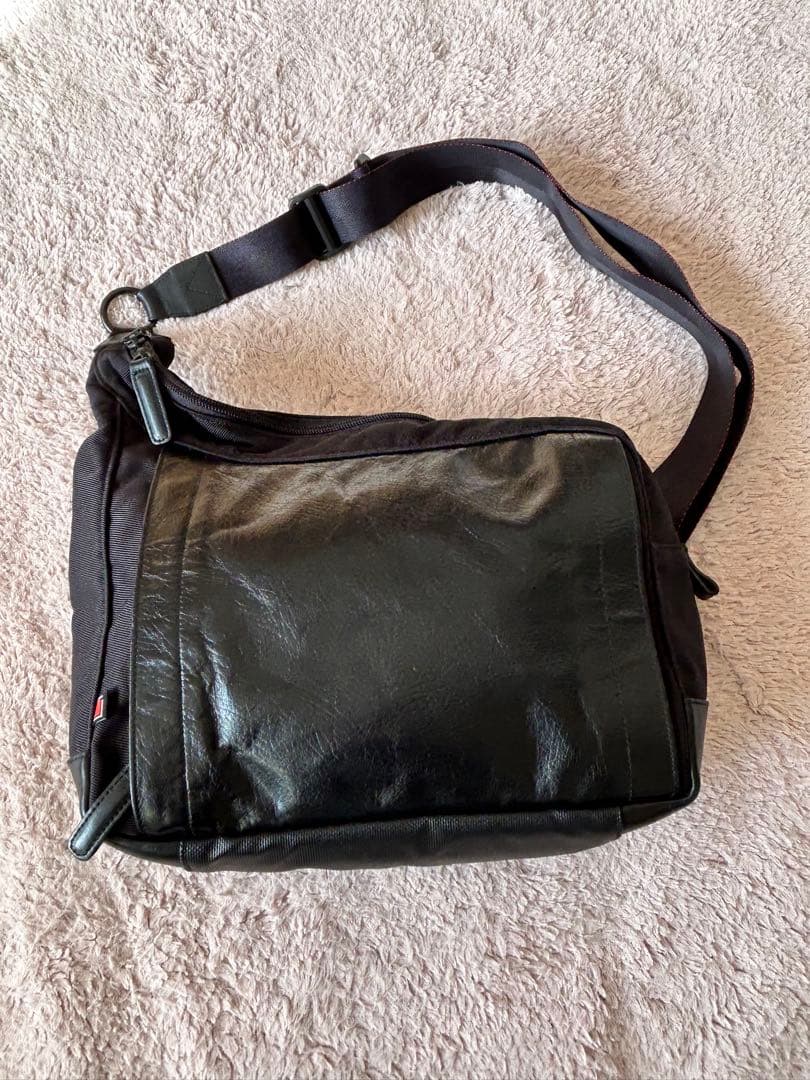 アルティザン&アーティスト　 ボディバック型カメラバッグ