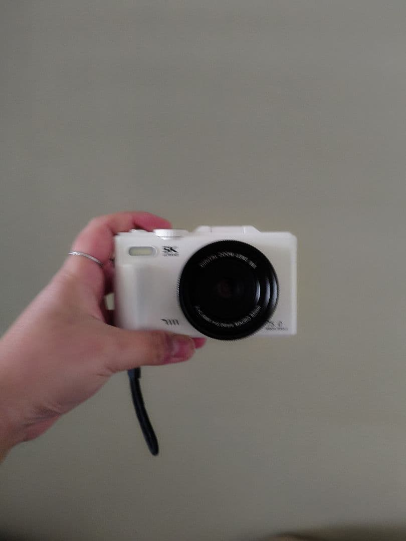 ホワイト コンパクトデジタルカメラ