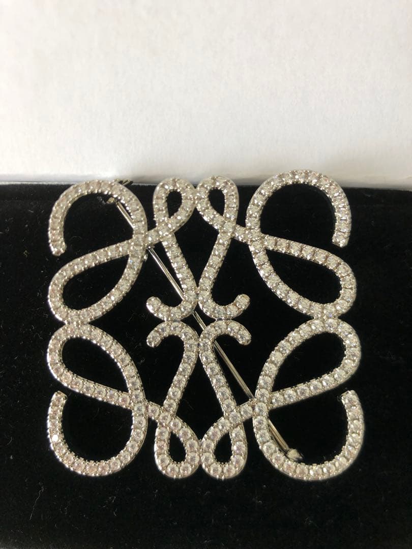 LOEWE ロエベ クリスタル ブローチ キラキラ　高級感　シルバー