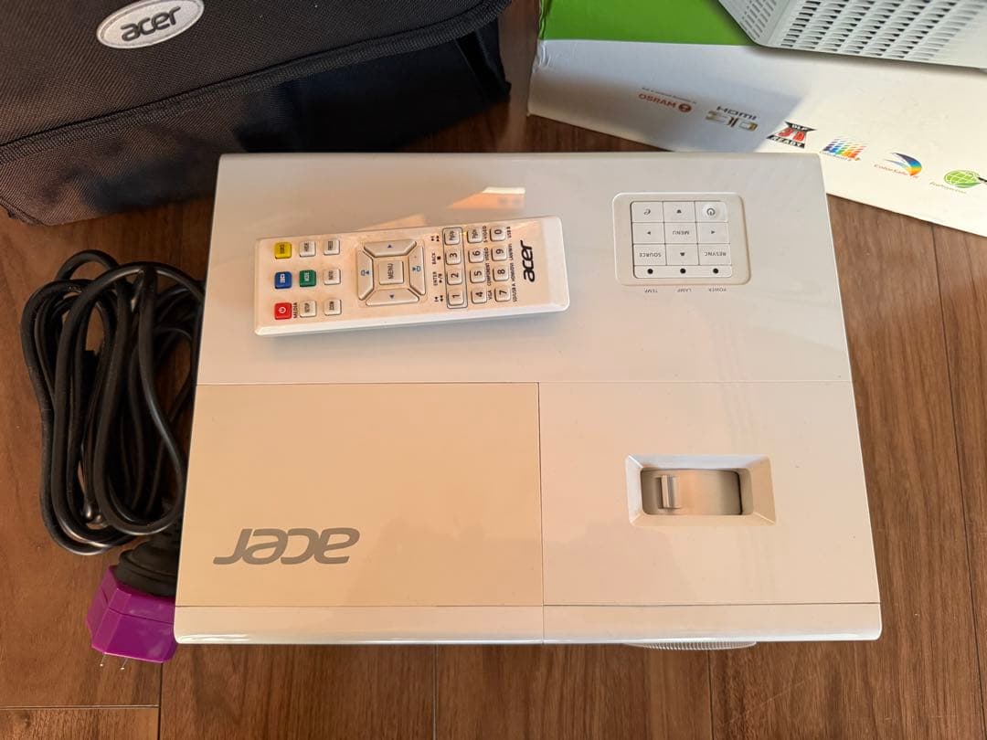 Acer H5370BD プロジェクター(ケース・3Dメガネ・リモコン付き）