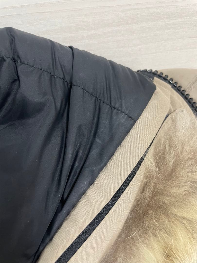   ベージュ ダウンジャケット