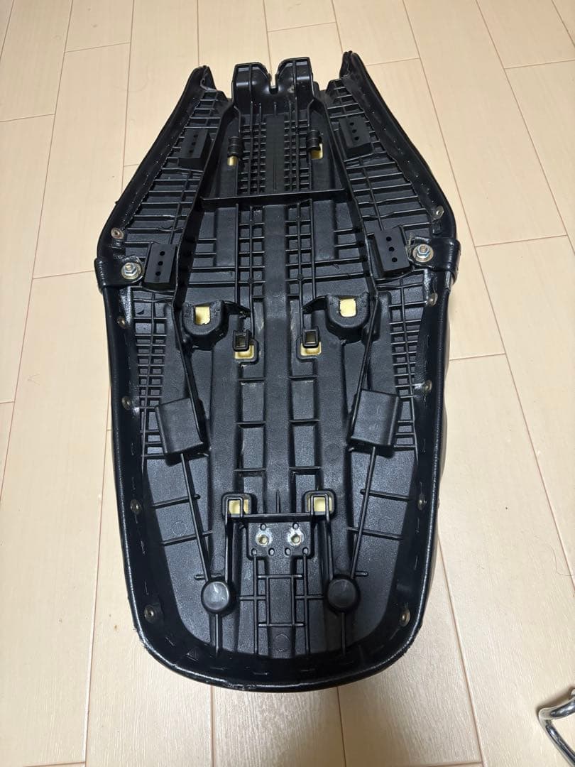 gb350シート　タックロール鋲打ち