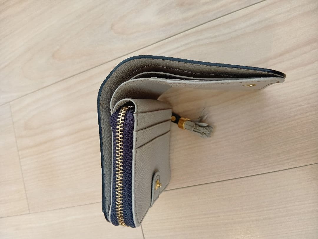 Epoi エポイ　ラウンドファスナー　二つ折り財布　ライトグレー