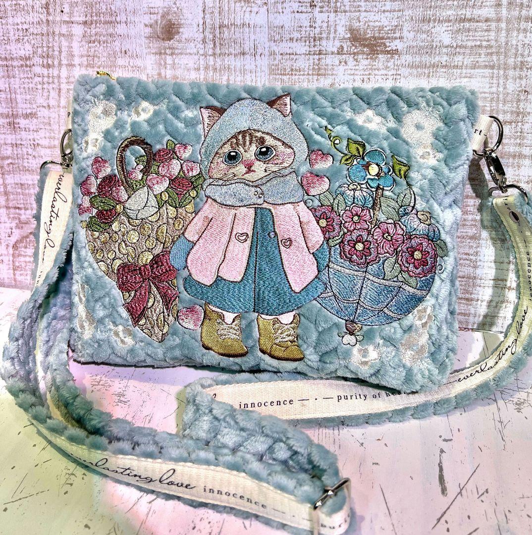 ジグザグベビーブルーファー生地♡刺繍のショルダーバッグ♡フード猫ちゃん