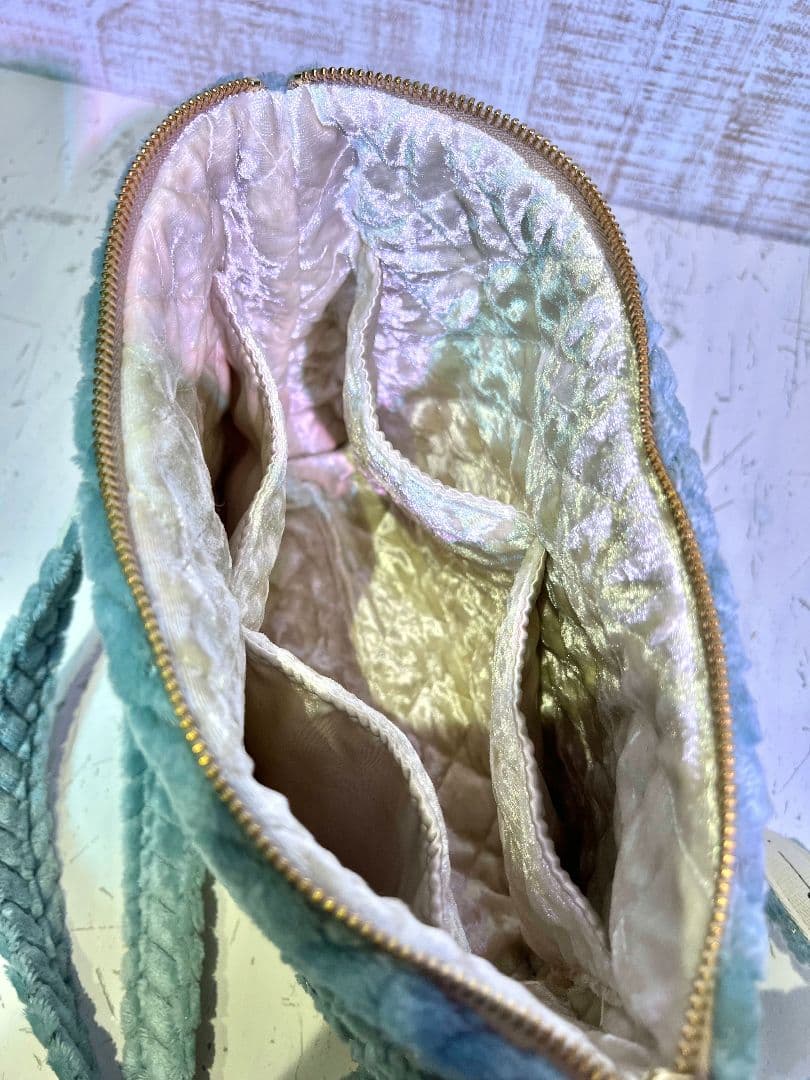 ジグザグベビーブルーファー生地♡刺繍のショルダーバッグ♡フード猫ちゃん