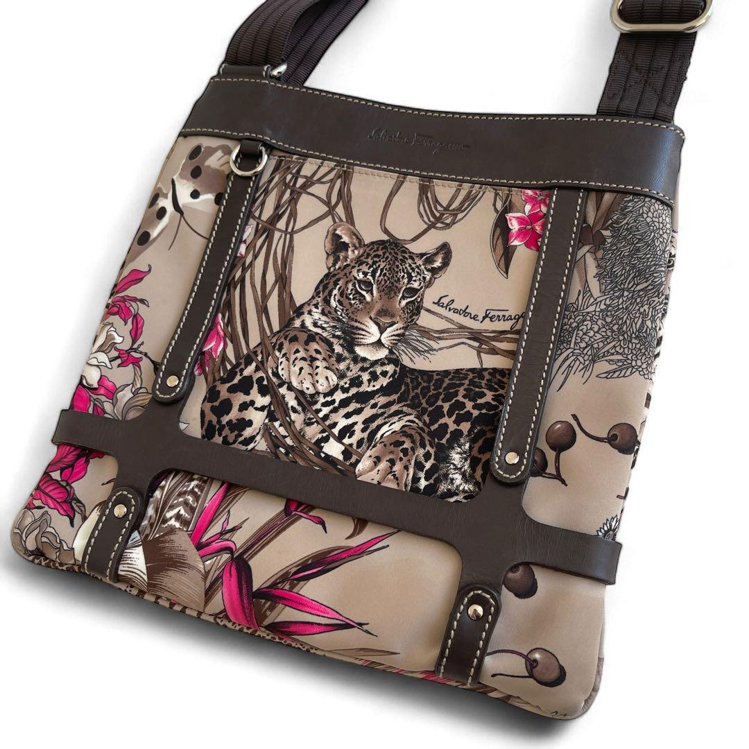 美品　サルヴァトーレフェラガモ　アニマル柄　クロスボディバッグ　レザー
