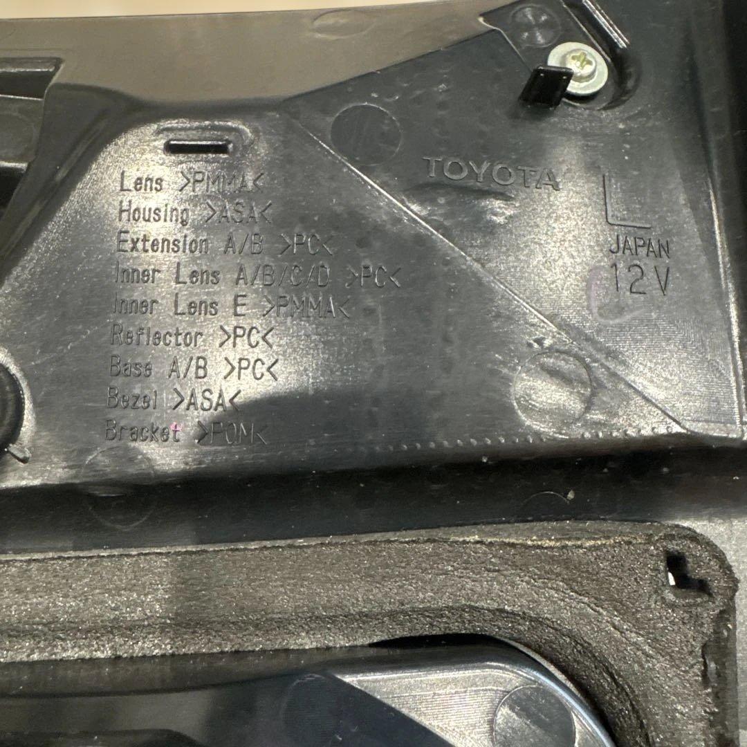 トヨタヴェルファイア30系前期 純正テールランプ 左右セット Koito製 美品