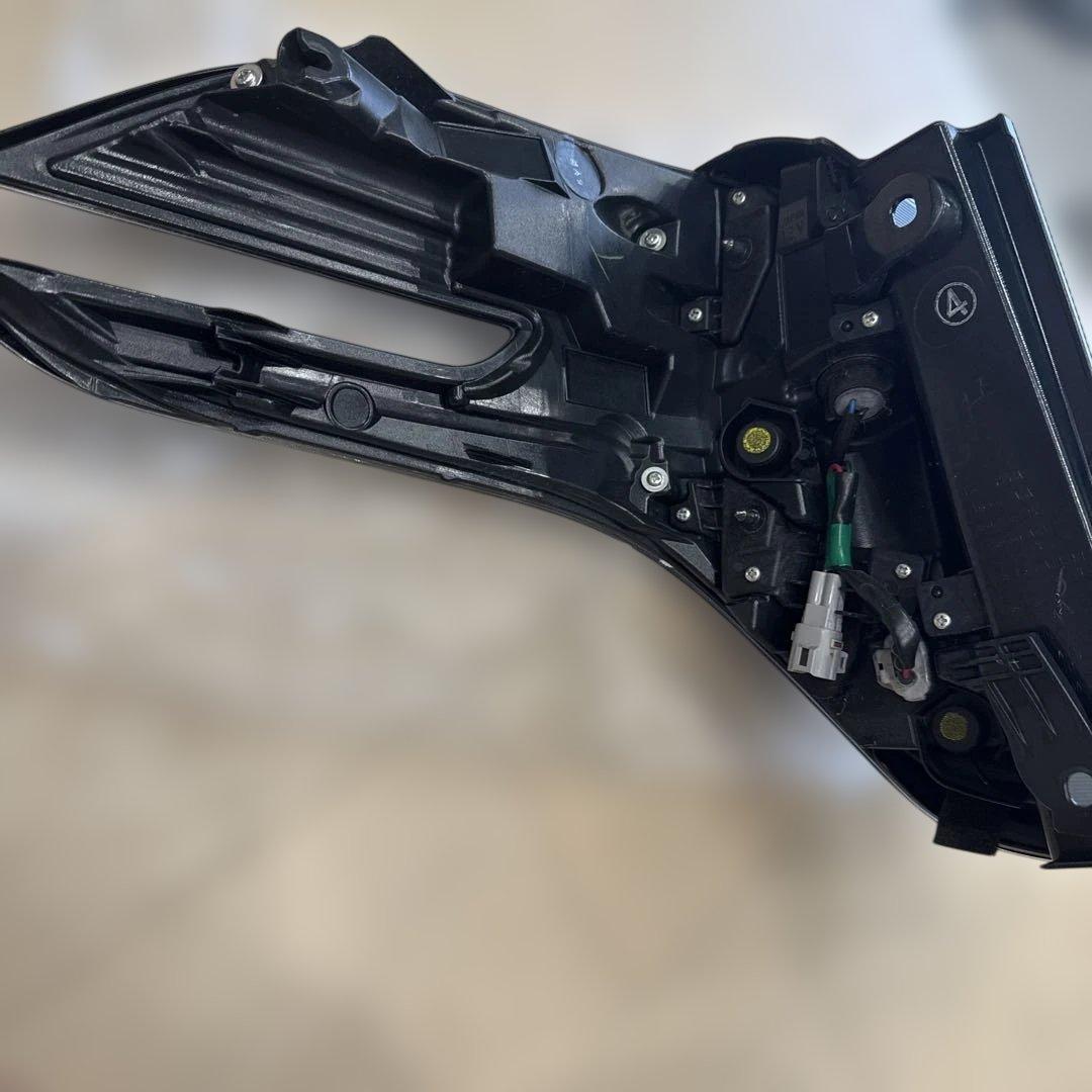 トヨタヴェルファイア30系前期 純正テールランプ 左右セット Koito製 美品