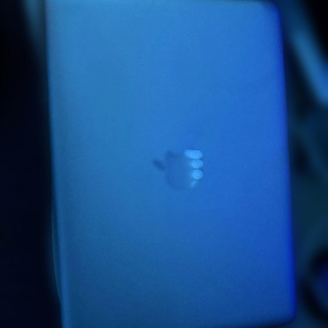 Apple MacBook 本体売ります、電源つけなくなったので売ります、